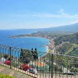 Visite de Taormine et d'un domaine viticole de l'Etna avec Peppe