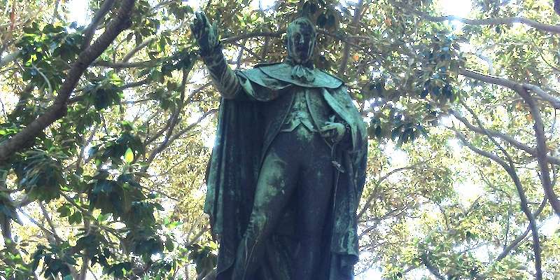 Estatua de Fernando II de Borbón