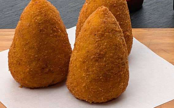 Tour a piedi dello street food di Messina e spettacolo dell'orologio astronomico